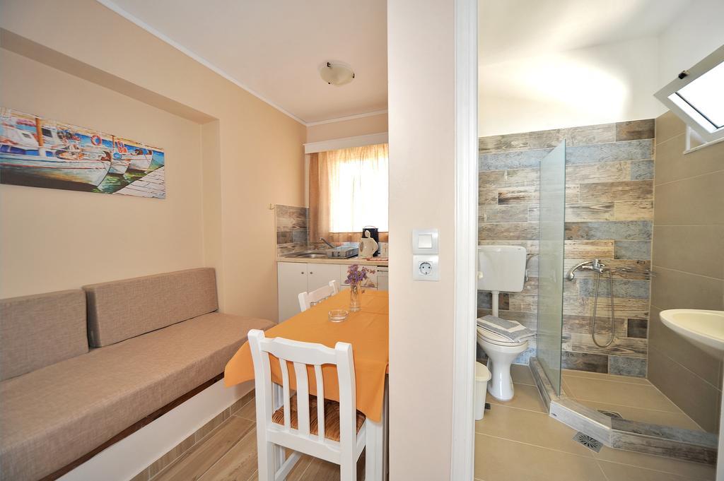 Byron Apartments Тигаки Экстерьер фото