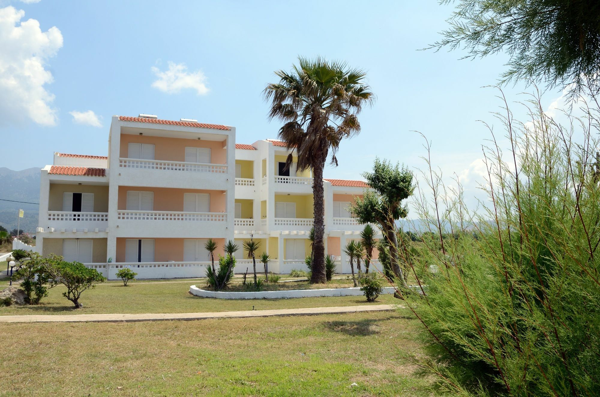 Byron Apartments Тигаки Экстерьер фото