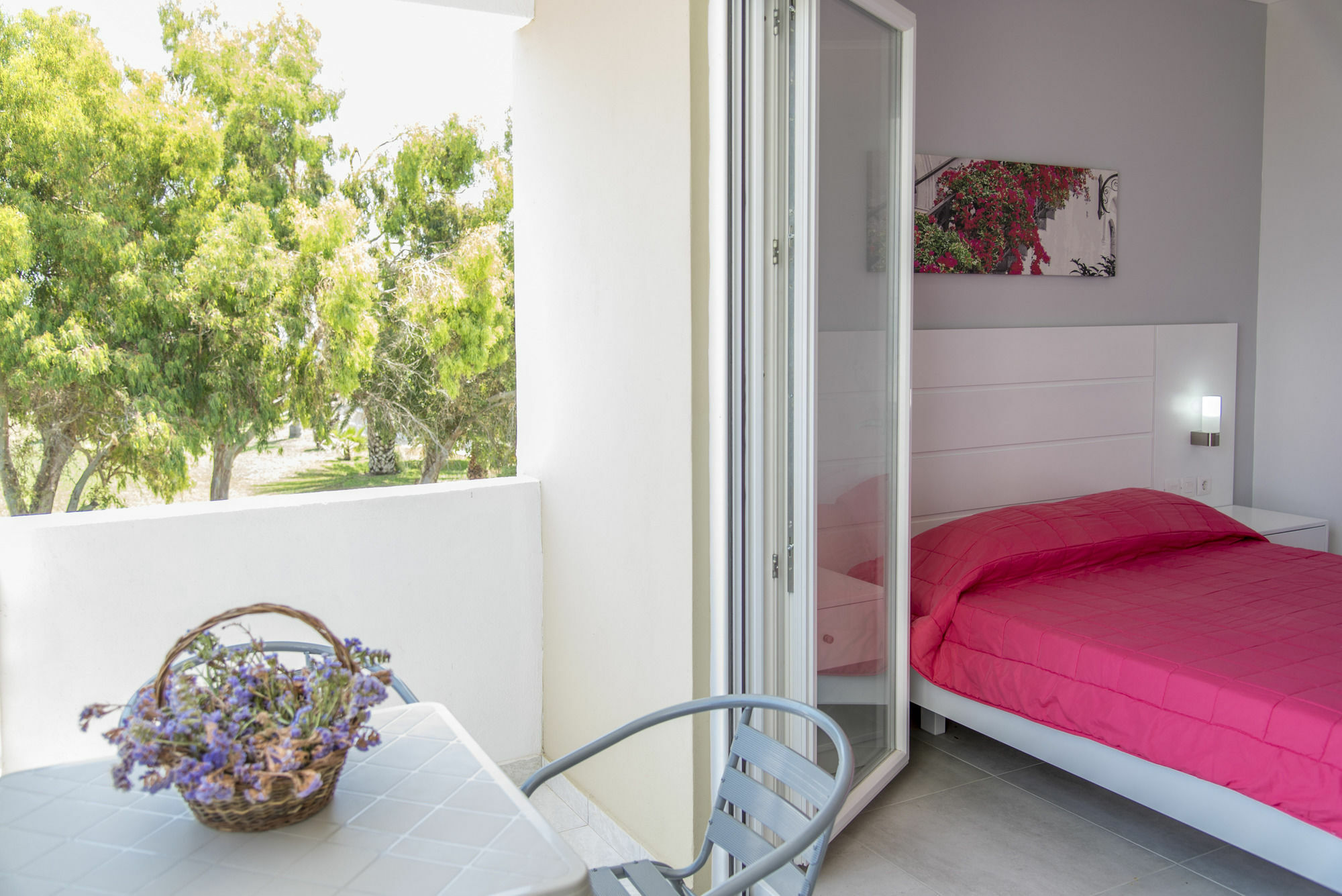 Byron Apartments Тигаки Экстерьер фото