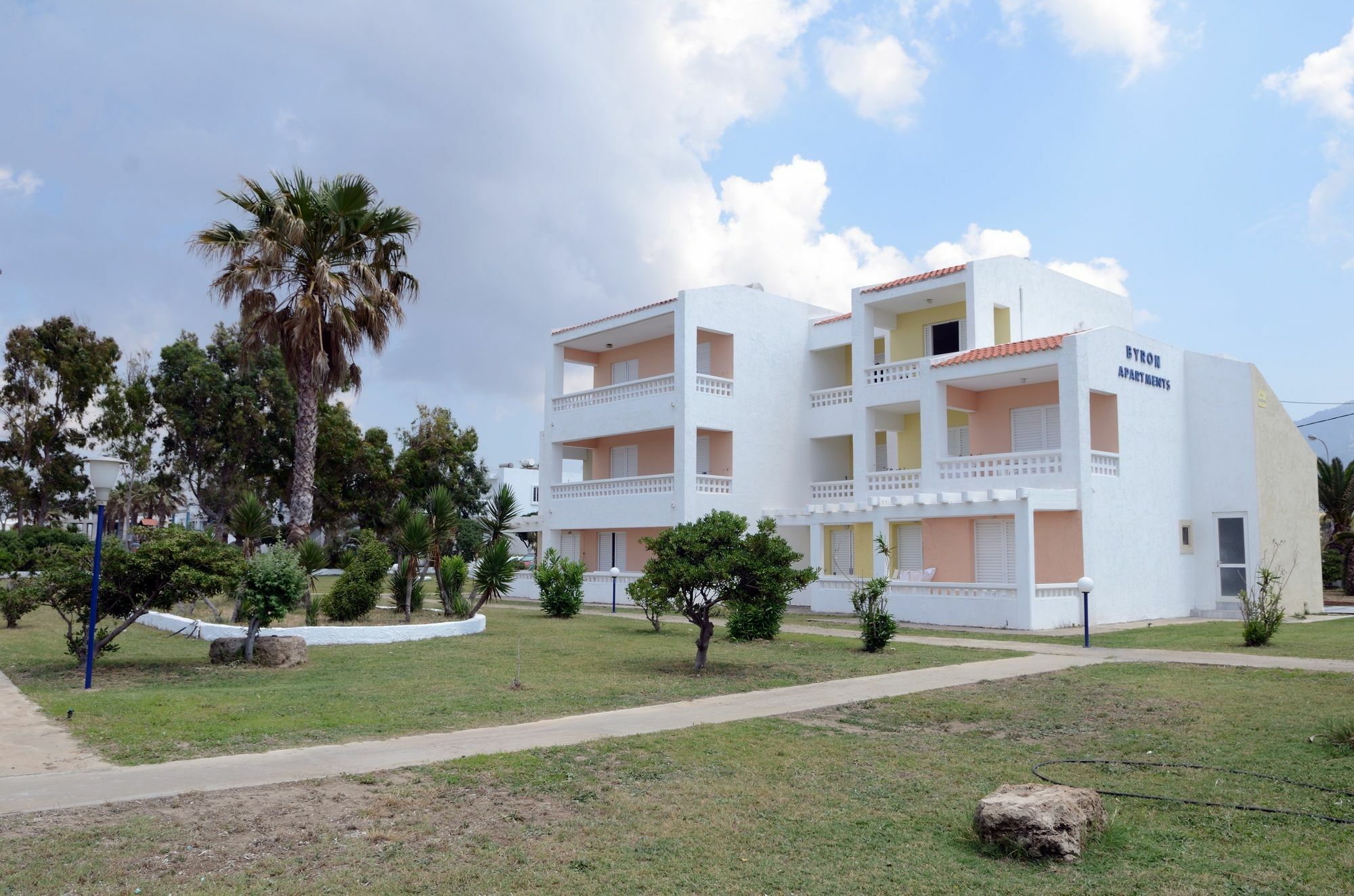 Byron Apartments Тигаки Экстерьер фото