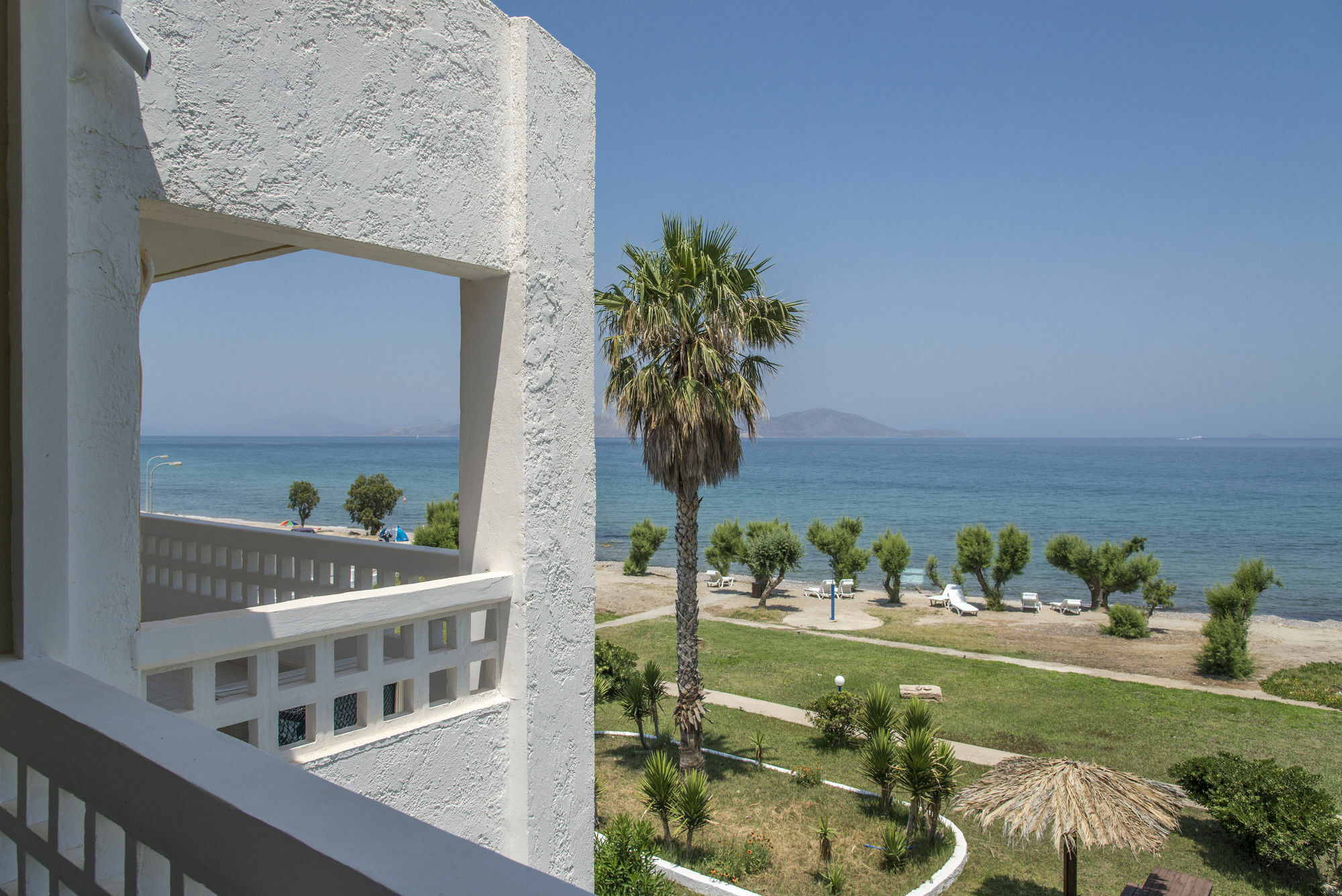 Byron Apartments Тигаки Экстерьер фото