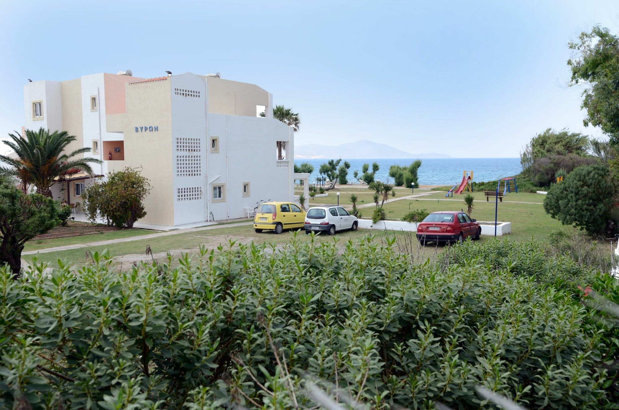 Byron Apartments Тигаки Экстерьер фото