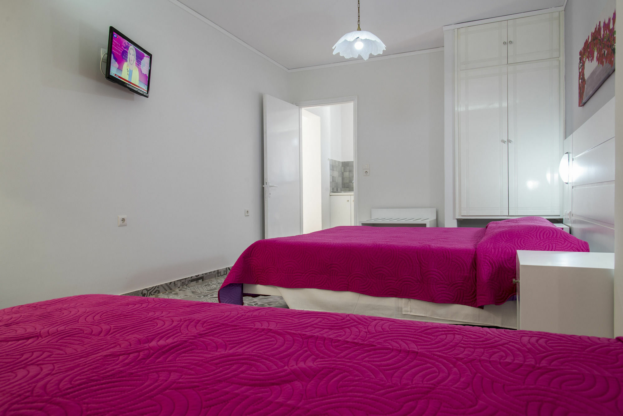 Byron Apartments Тигаки Экстерьер фото
